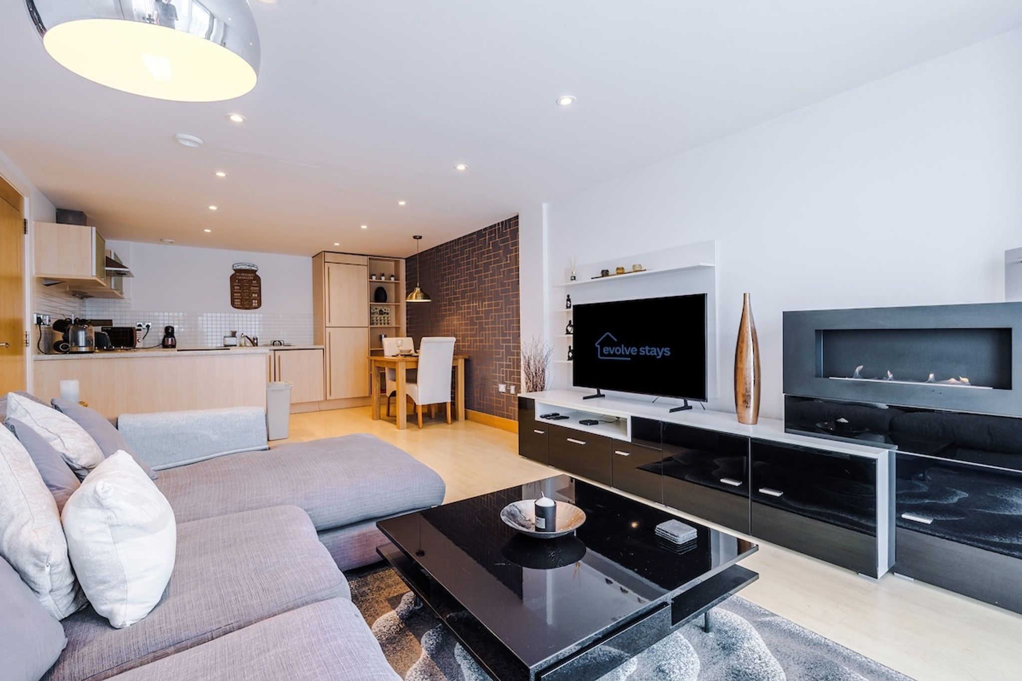 Central Leeds 2BR/2BA • Wi-Fi • Kitchen • Sleeps 5