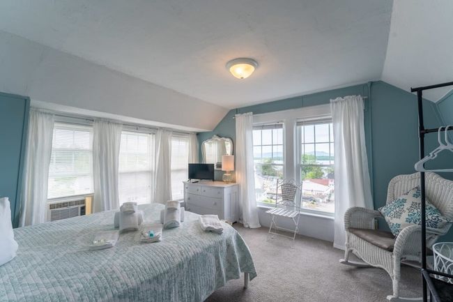 Room 10 (3rd Floor Shared Bathroom)