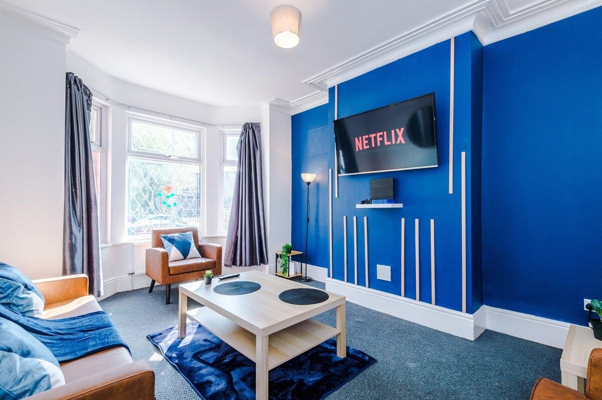 Large 4BR House | Sleeps 9 | Games Room + PS4 | Free Parking