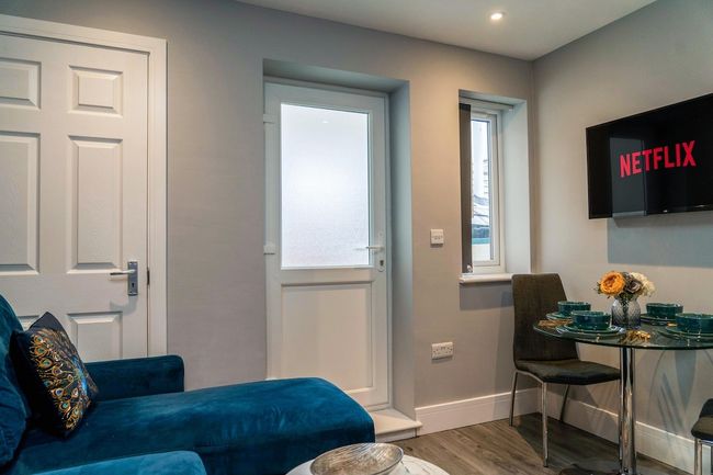 Stylish Central Oxford Retreat with Sunny Terrace