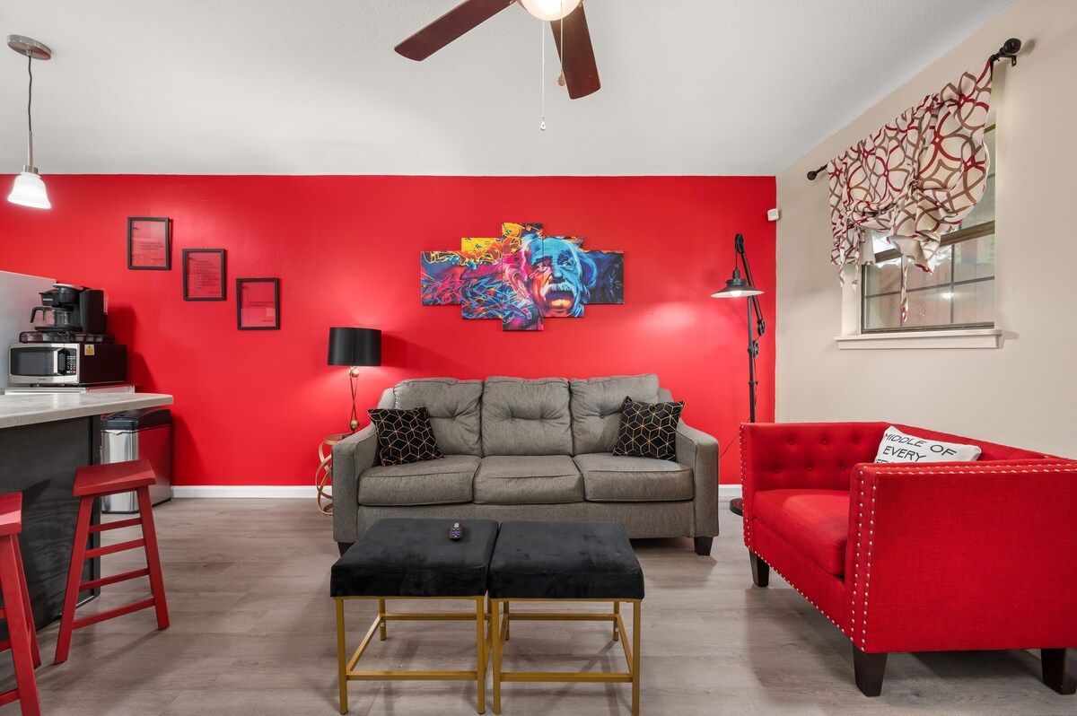 Team Ready• King Bed• 3 TVs• Kitchen• Parking• W/D