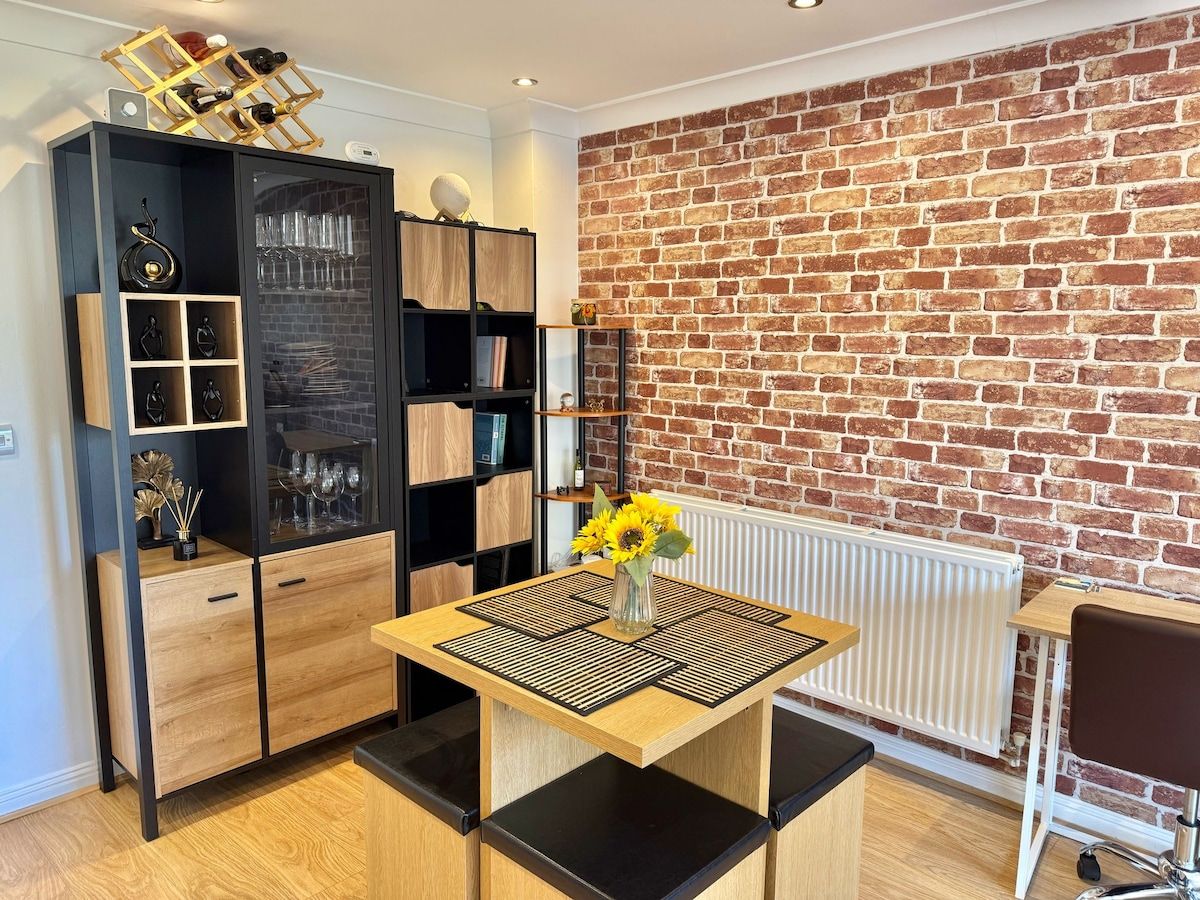Modern Home| Ideal for Professionals| 5 mins to M4