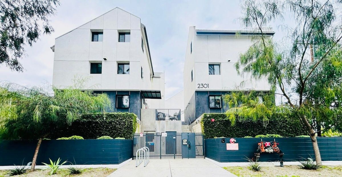 6BR Townhouse Nr Culver by JustBringYourToothbrush