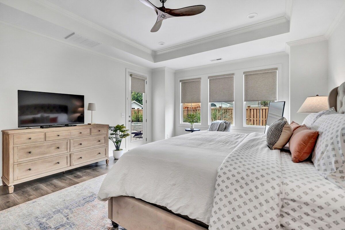 Luxury Oasis - Pool, Jacuzzi, Golf Cart!