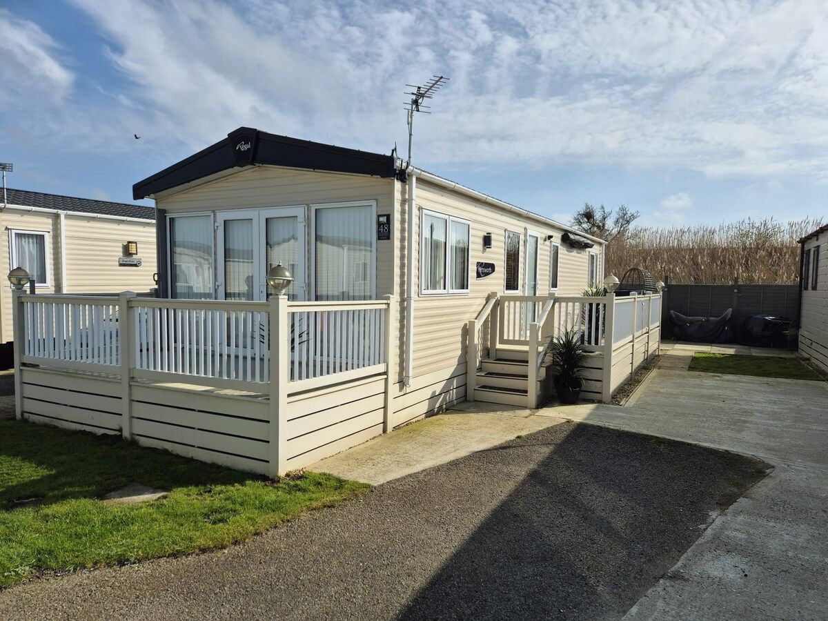 Whitstable Hemsworth Villa
