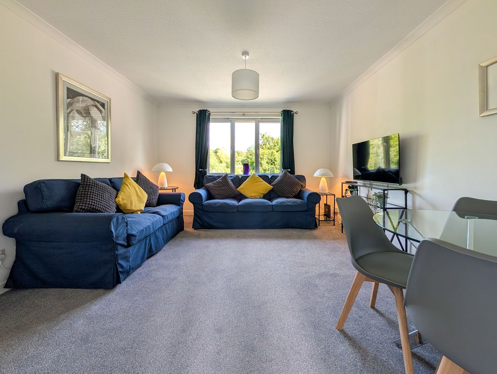 Modern apartment with parking and M90 access