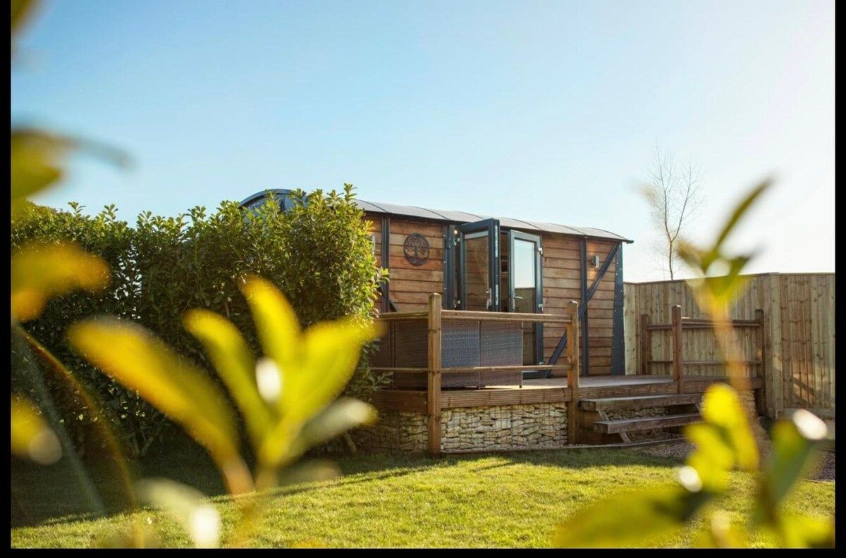 Yew Lodge | Quirky Shepherd’s Hut with *Hot Tub*