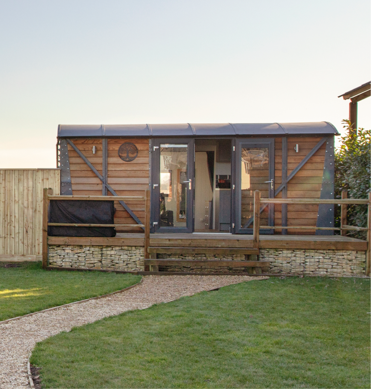 Holly Lodge - Quirky Shepherd's Hut *With Hot Tub*