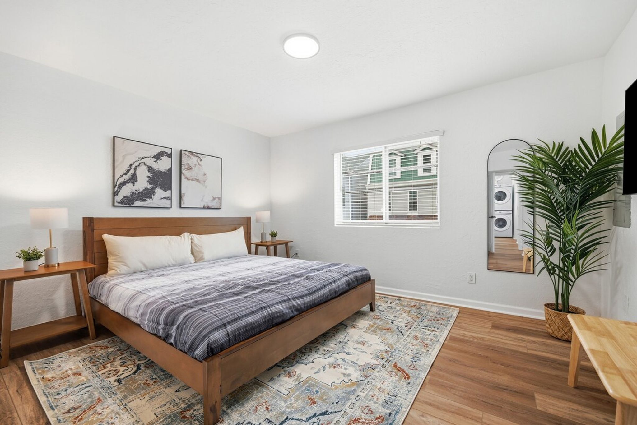 Pittsburgh/Millvale Modern & Stylish Two Bedroom Apartment with Free Street Parking