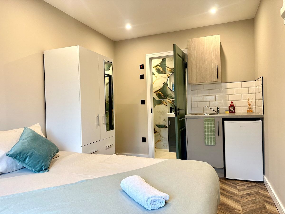 2 - Quiet Medway Studio en-suite Room, WI-FI work