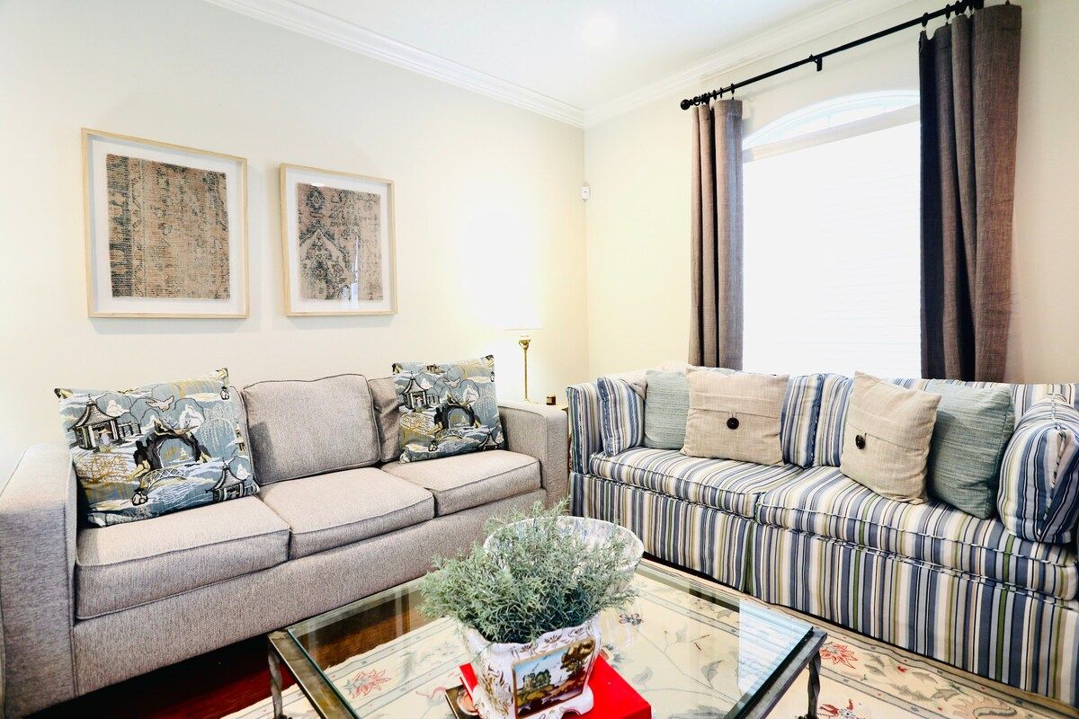 The Carl, 2BR Townhome by Velvet Ditch Villas