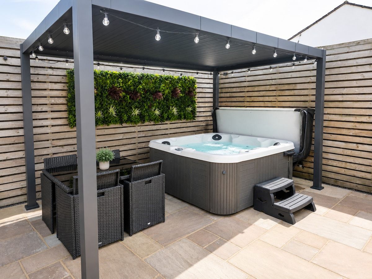5 star cottage with HOT TUB-Highgate