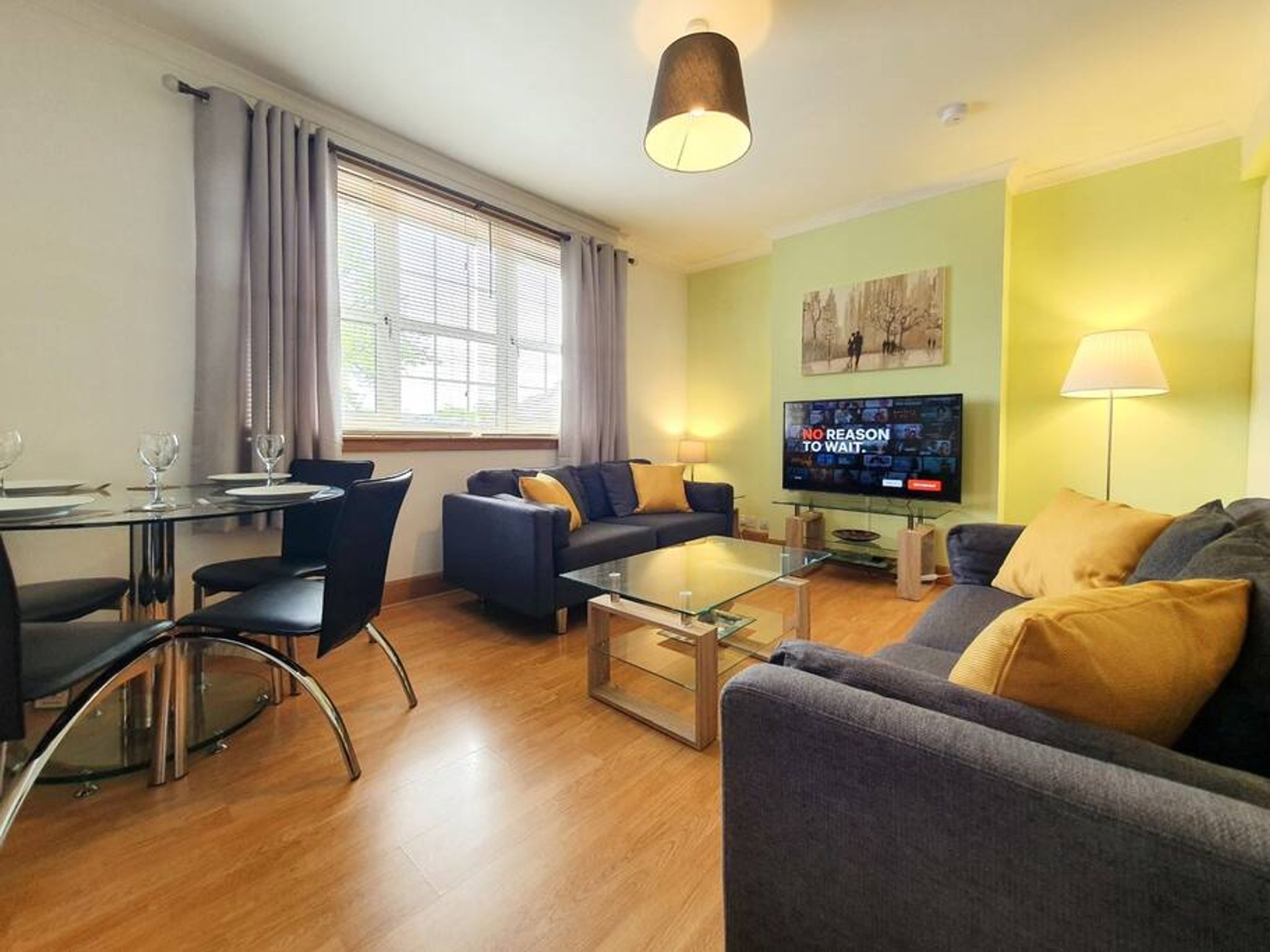 Parkgate Apartment - Near M90 Amazon Edinburgh