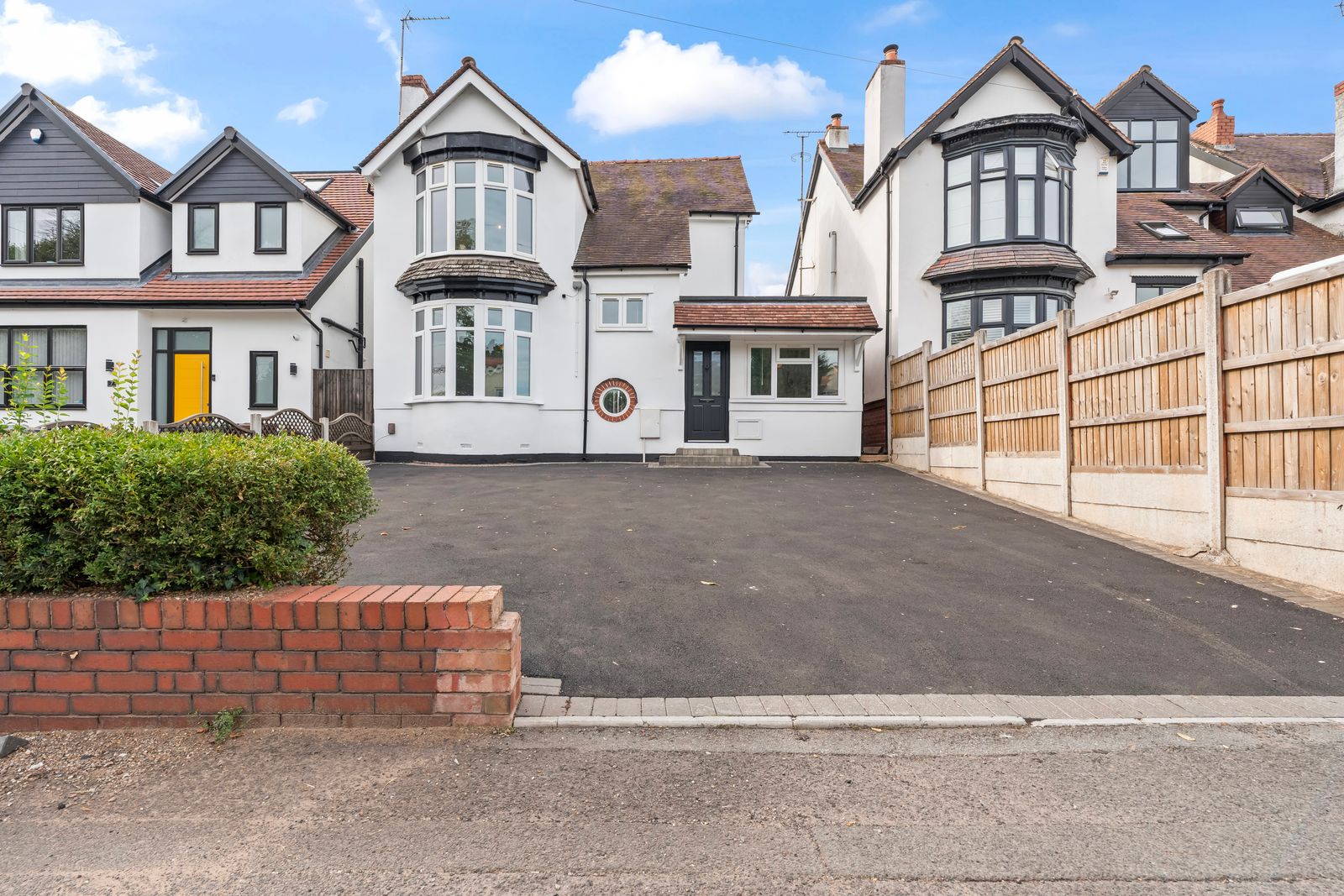 Spacious, Modern Home with Hot Tub, Parking