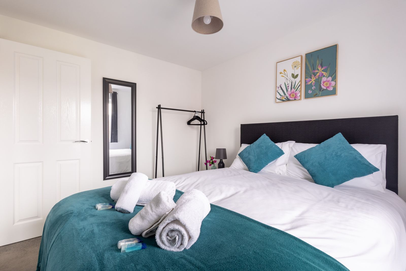 Modern 3 Bed Derby Home with Free Parking
