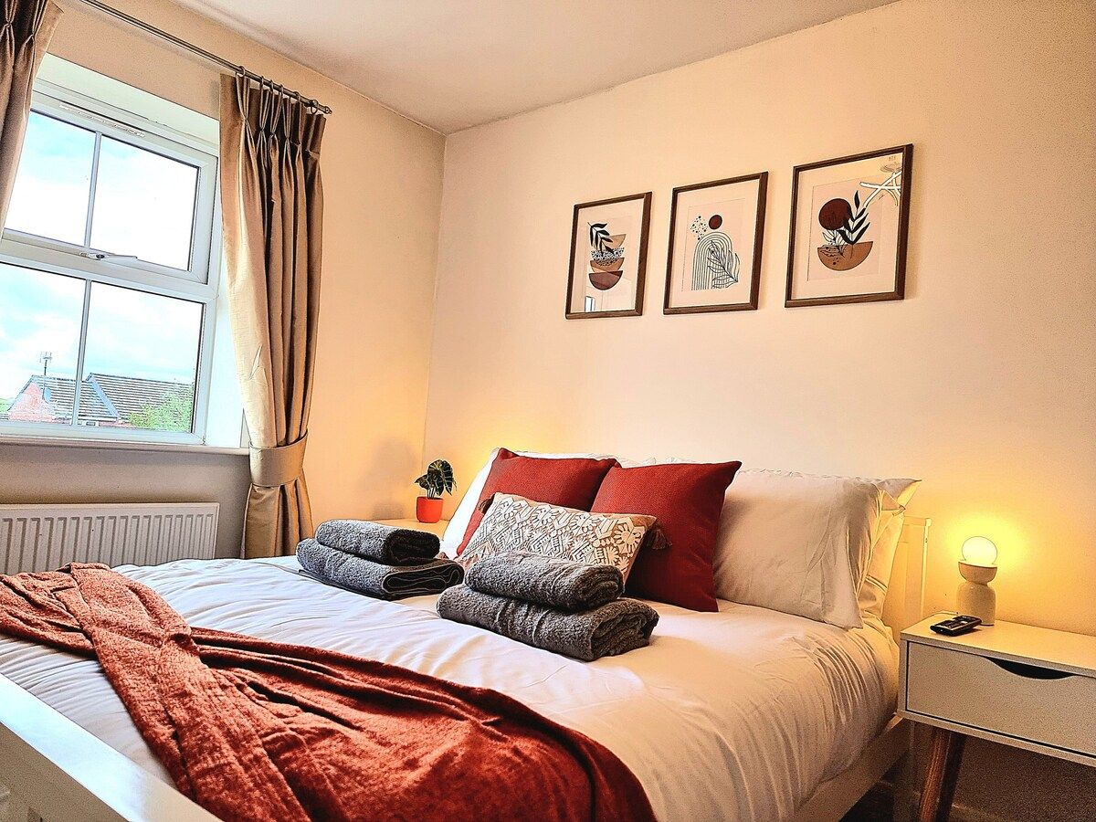 Spacious 4BR Townhouse | Garden, Balcony & Parking