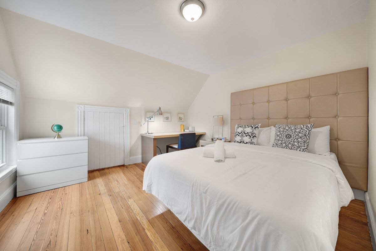 Sunlit Corner Room in Shared Apt Near Everything