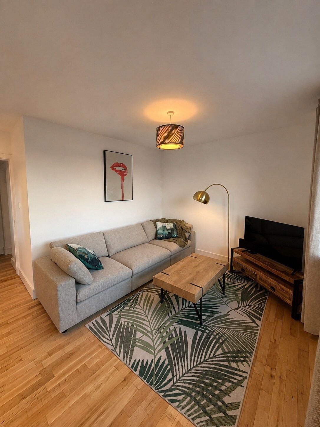 Designer 2-Bed Apartment with Stunning Sea Views