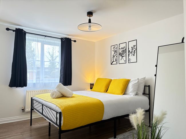 2BR • 2BA • 2 King Beds • Free Parking • Near LGW Airport