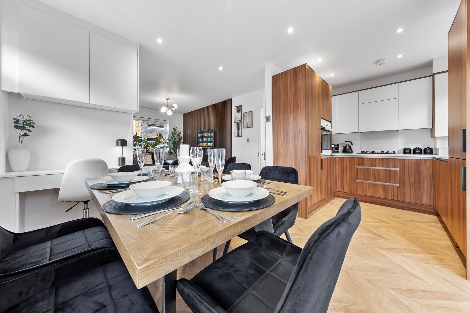 Large House | Private Driveway| Long-Term Stay