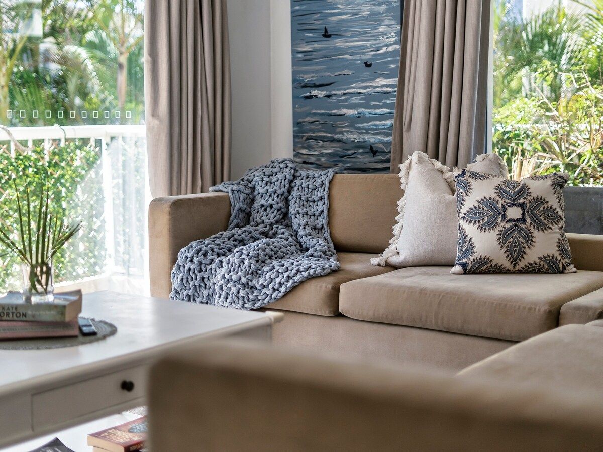 Broadbeach Beachside 2BR Pool, Spa, BBQ, Aircon