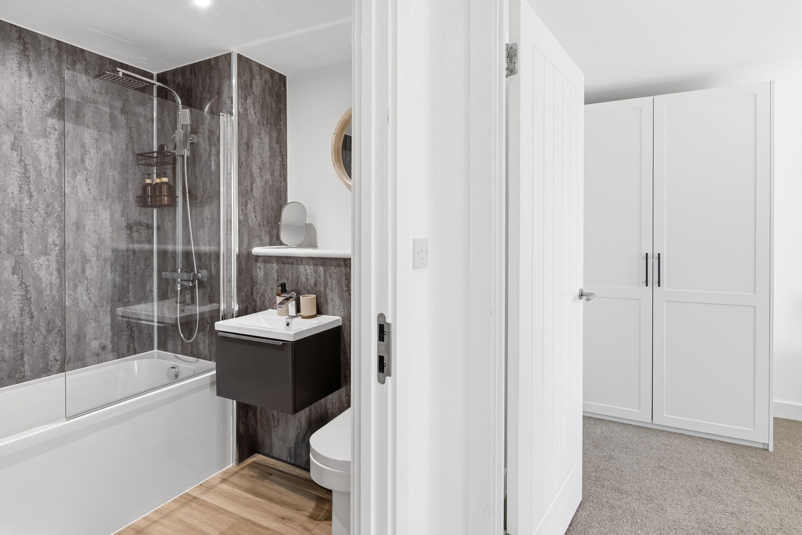 NEW 2Bedroom Apartment - Designated Parking - 2 Bath - Balcony -Central Liverpool