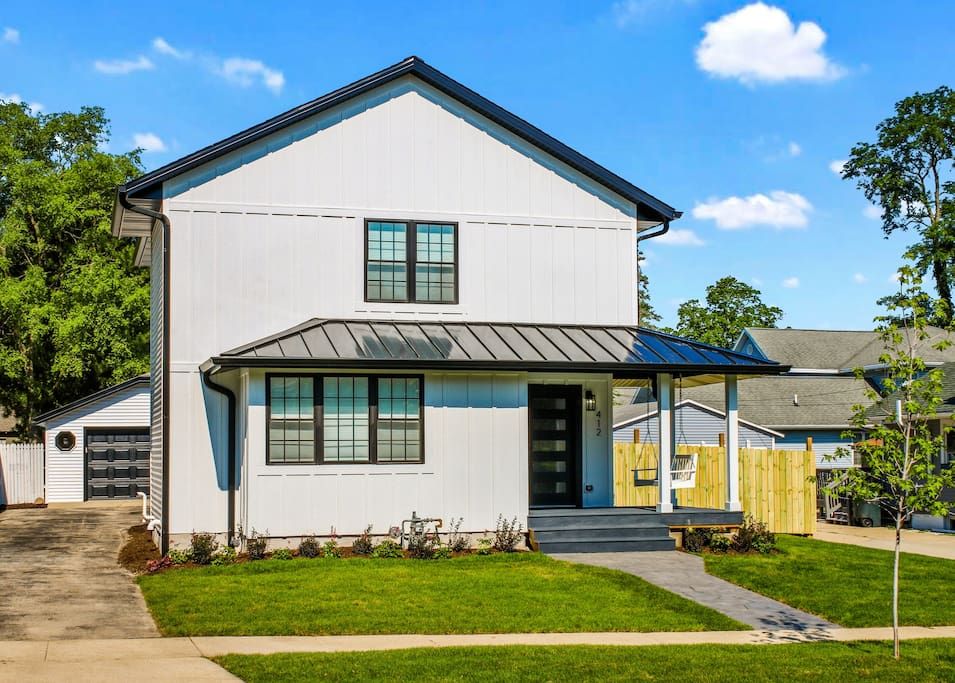 Cozy Downtown Farmhouse on Wells, Walk Everywhere!!!