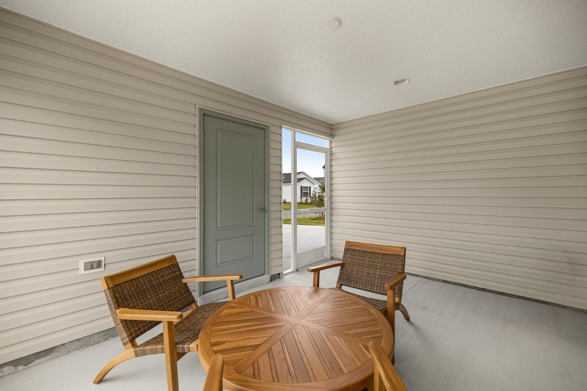 Cozy 2BR Near Eastport Sq. & Middleton | Patio — photo 21