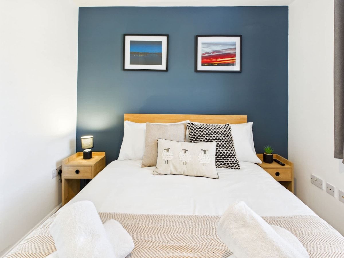 Steel Town | 2 Bed | Contractors | Parking | Wifi