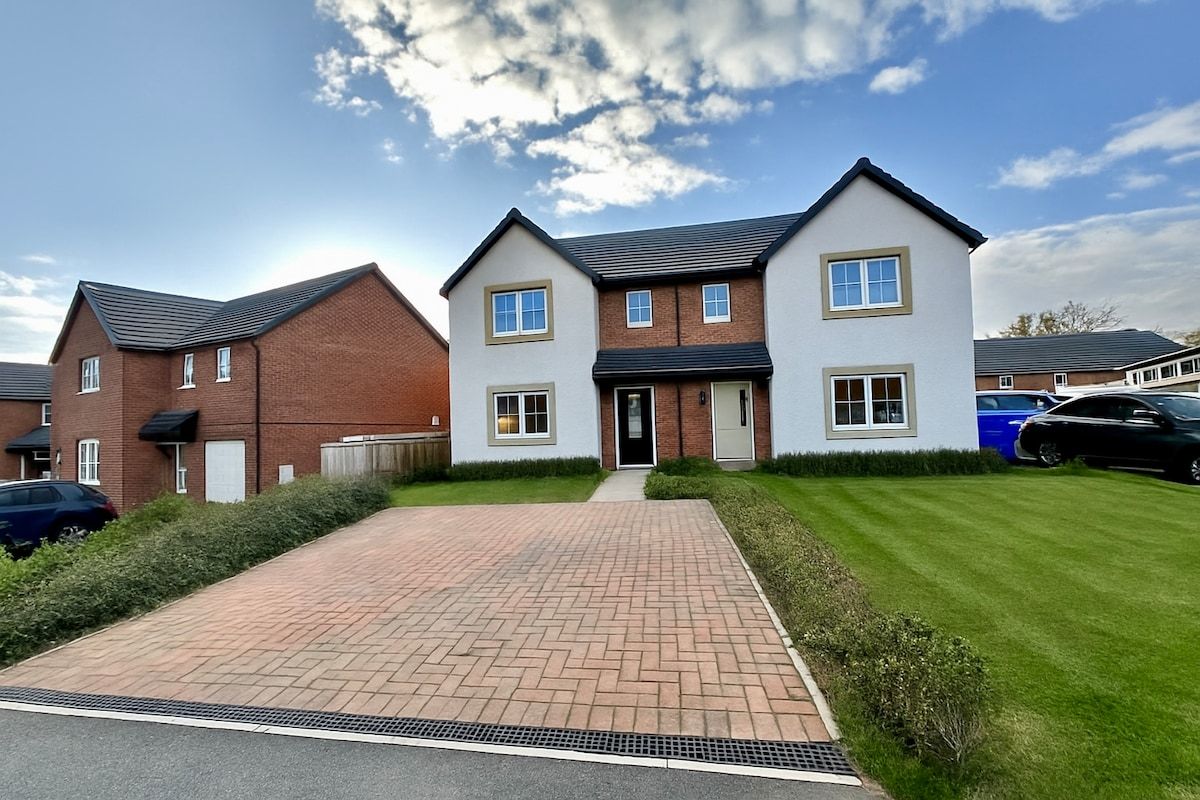 Sleeps 7 | Near Lytham St Annes | Parking | Garden