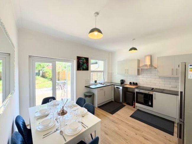 3 Large double bedroom House - Newly Refurbished!