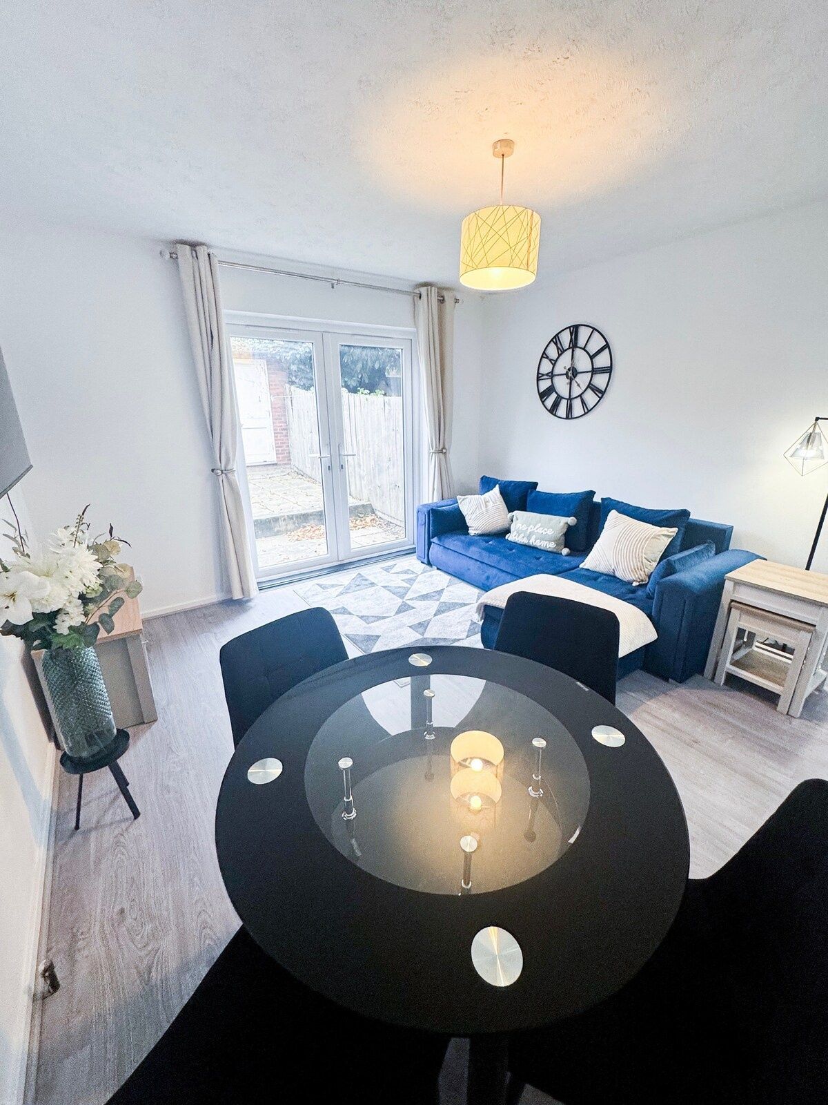 Modern 2-Bed w/ Parking & Garden