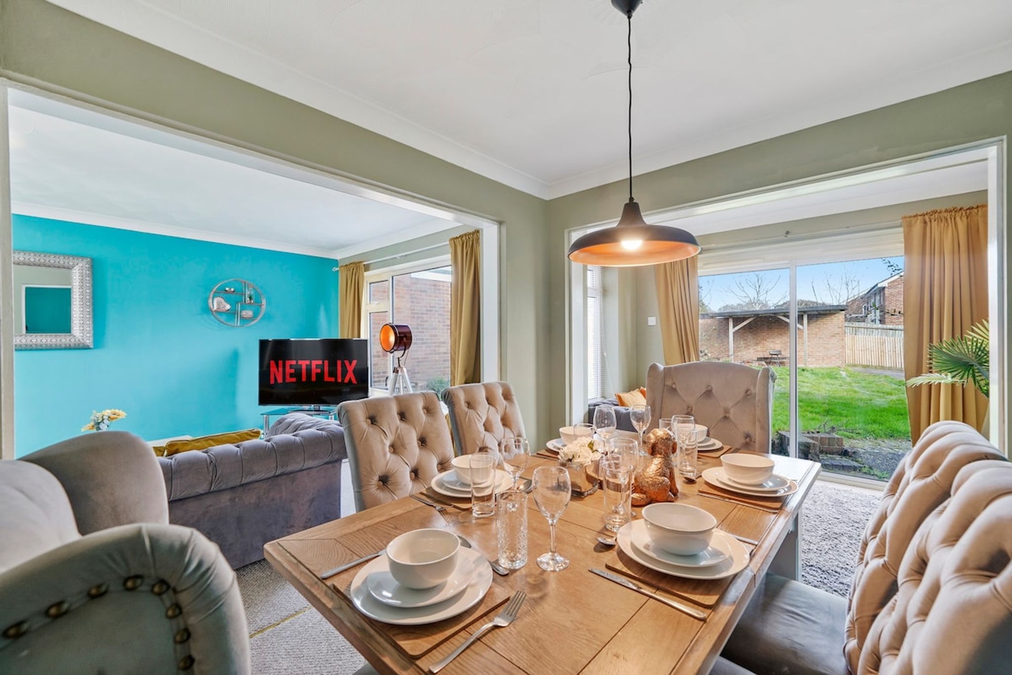 Elegant 4 Bed House with Parking & Garden-Sleeps 8
