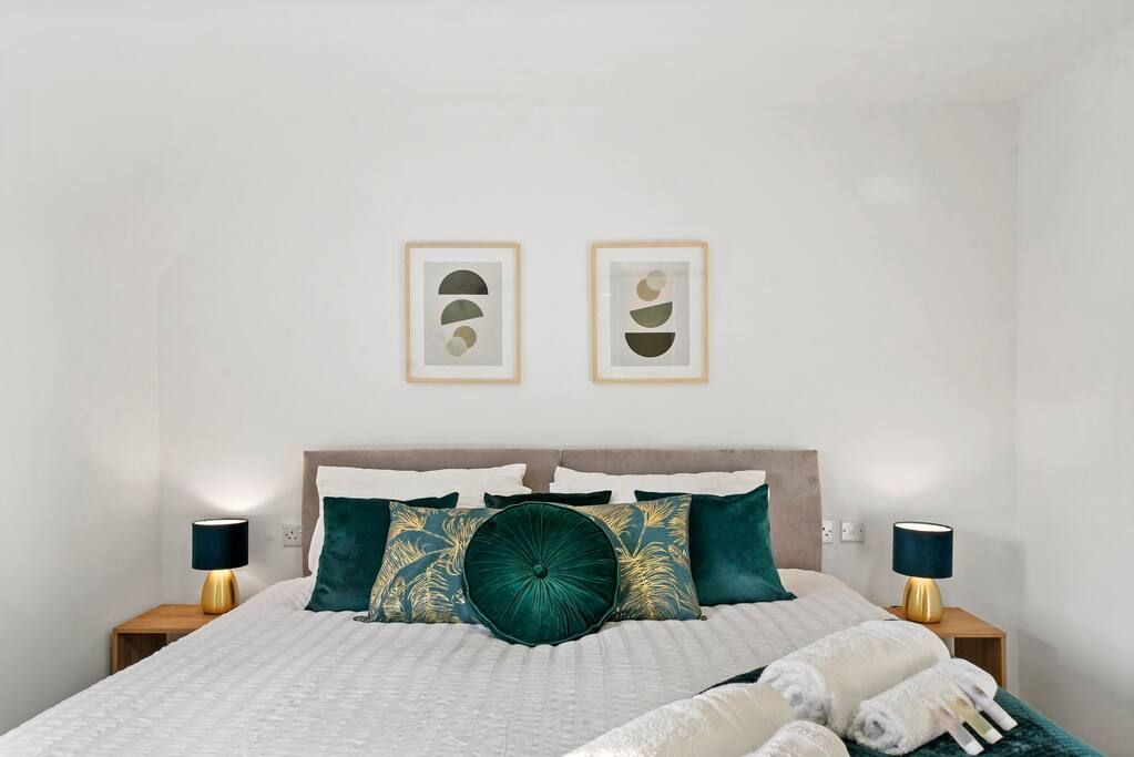 Dartford Townhouse sleeps 8 with free parking