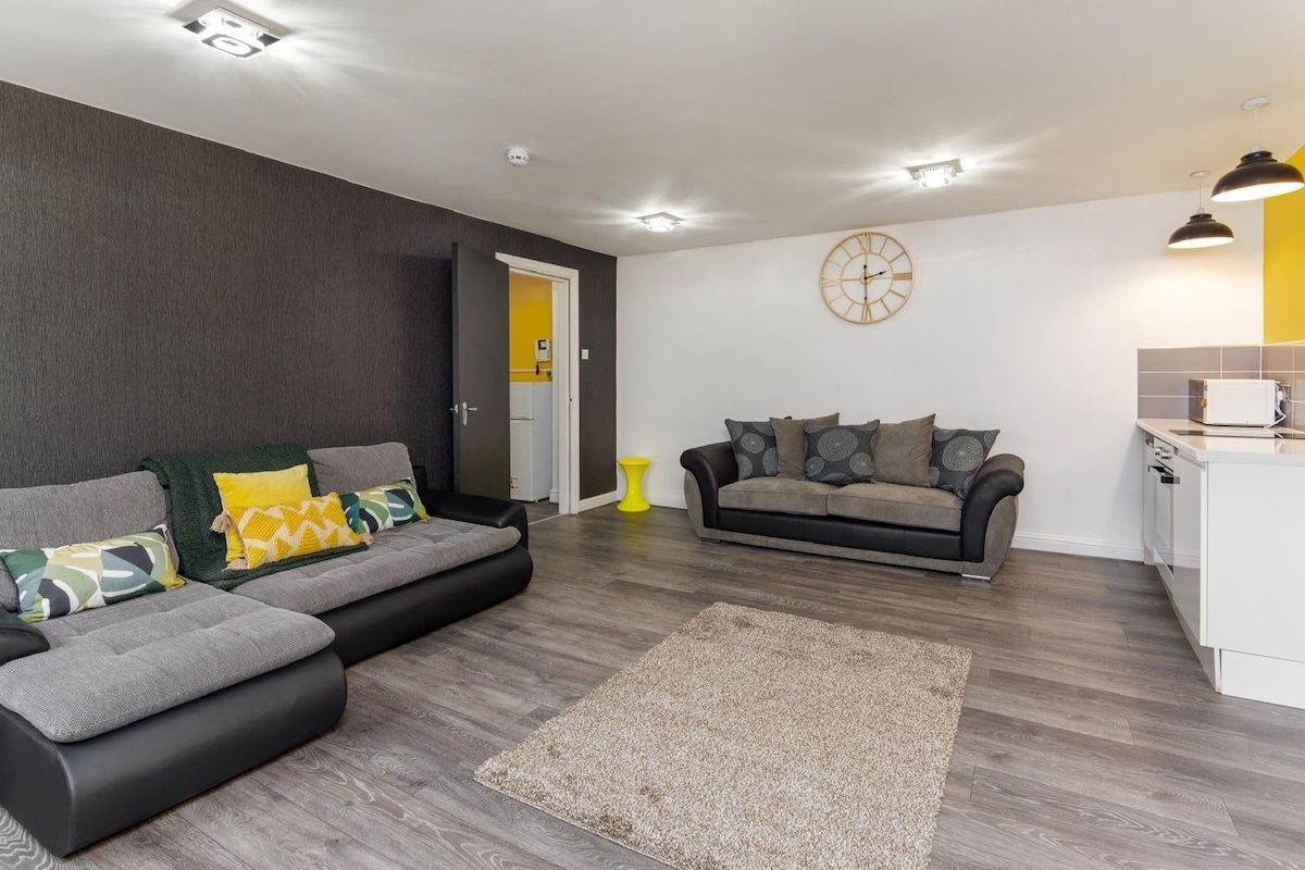 New Spacious City Centre Flat With 2 Bathrooms