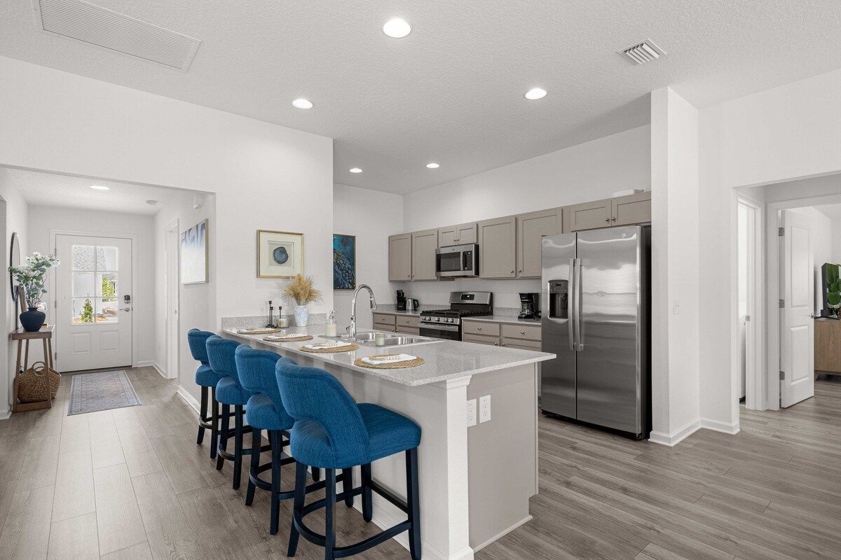 Luxe 3BR | Long & Short Stays l Walk to Eastport — photo 2