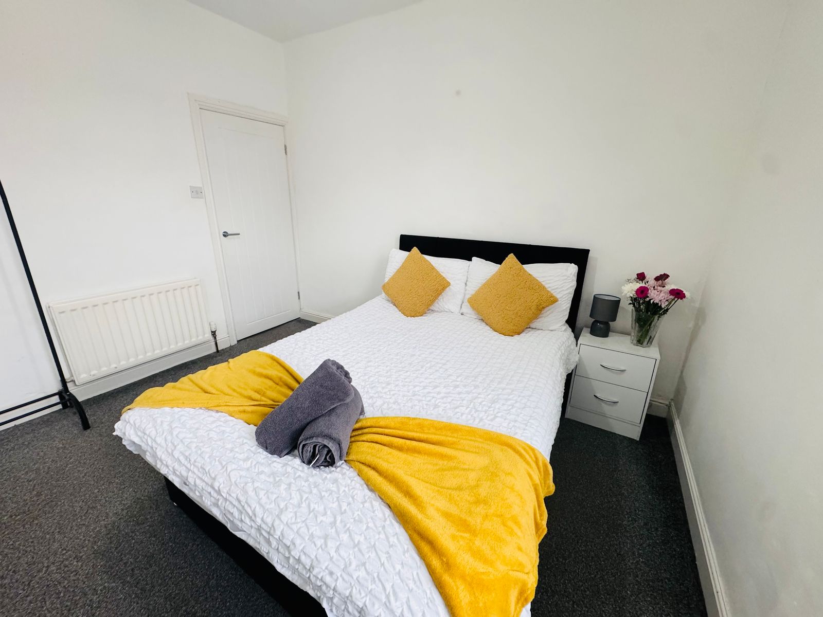 Holly House | 2 Bedrooms | Sleeps 3 | Free Parking