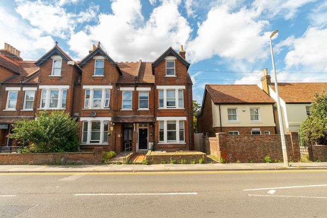 Modern 7-Bed Home | Perfect for Work & Leisure