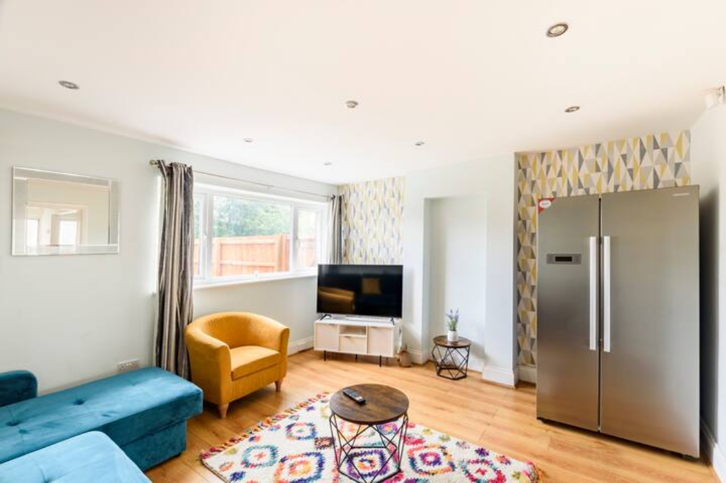 Overbury Lodge, Birmingham B31 with FREE Parking