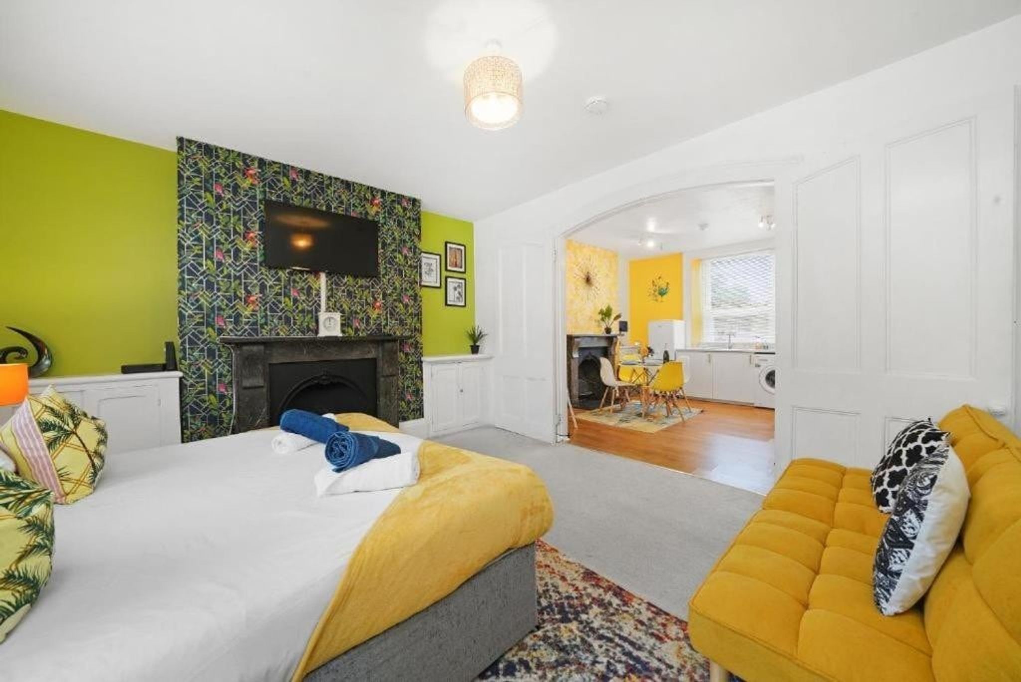 Golden Retreat - Vibrant & Stylish Flat