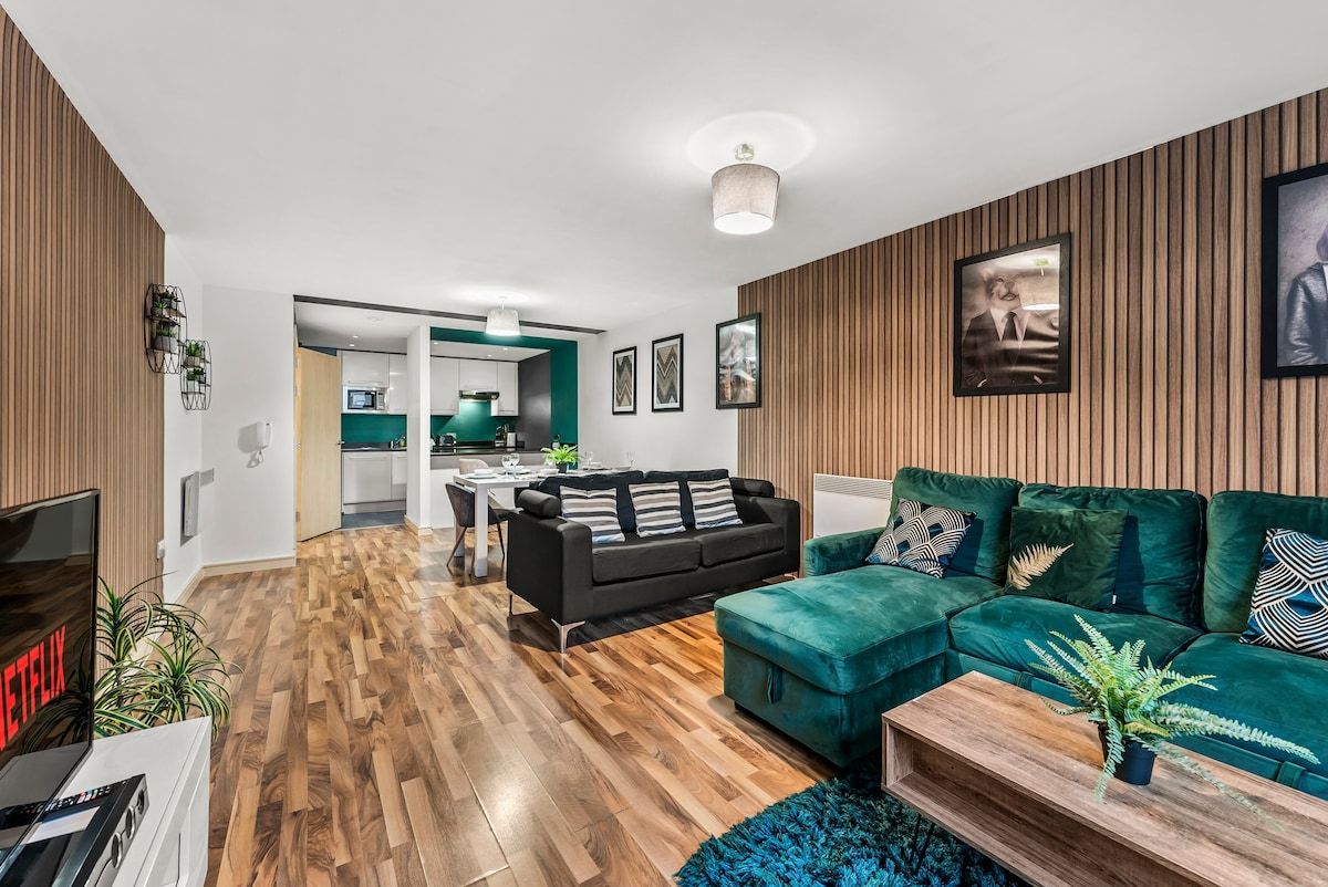 Large Central Manchester Apartment - Sleeps 8