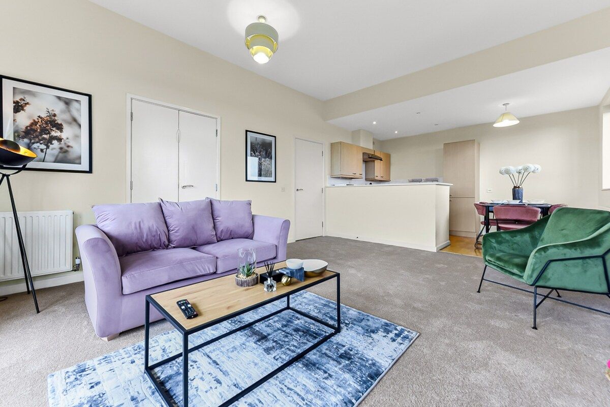 City Penthouse - Balcony, Smart TV, Open Plan Area