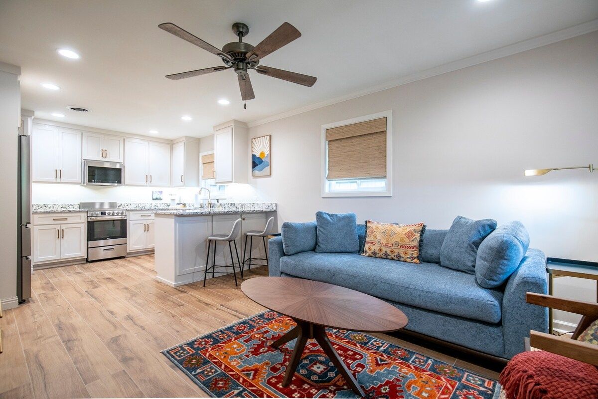 The Square Unit 2, Cozy 1 BR by VelvetDitchVillas