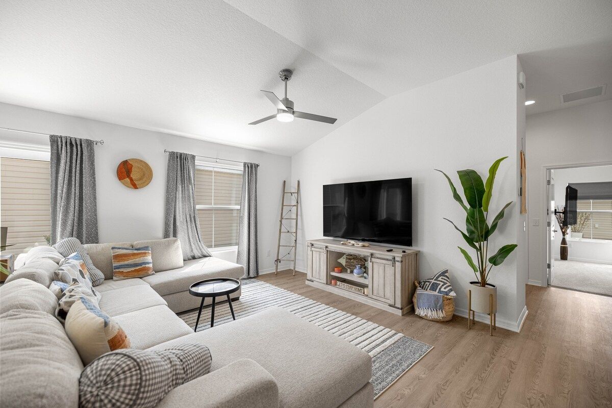 Cozy 2BR With Golfcart | 5 Mins to Eastport Sq. — photo 2