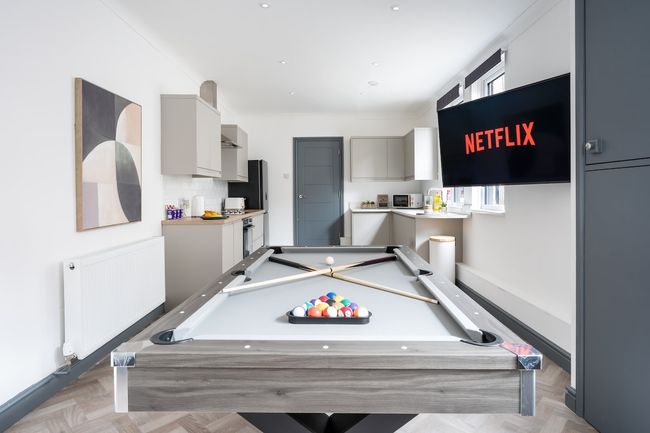 Modern Church Rd Flat 2 + Pool Table Dining & More