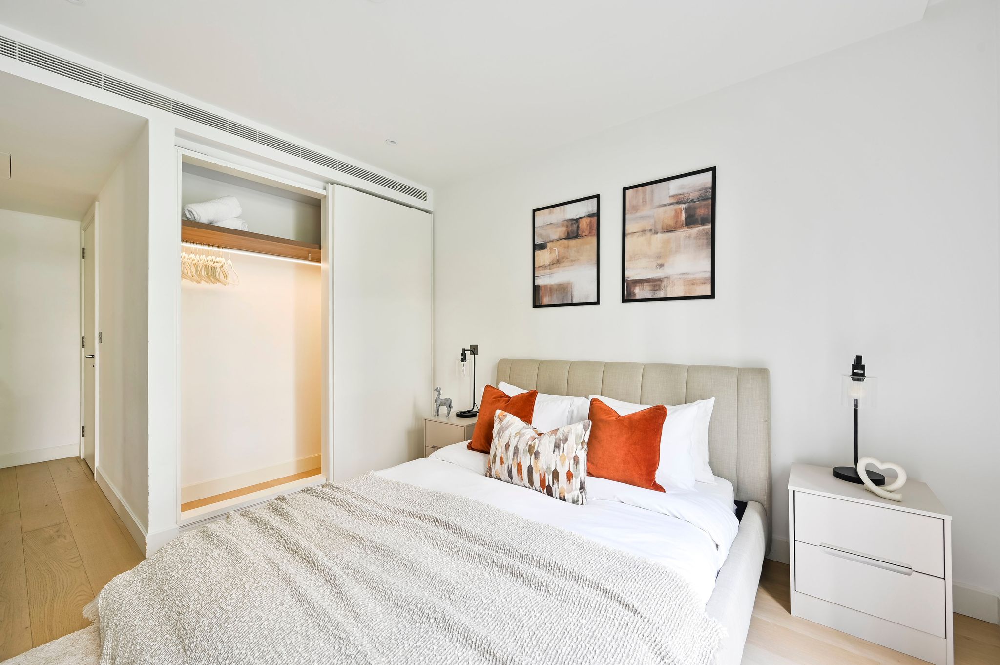 Premium 2Bed 2Bath | Balcony | Fast WiFi | London