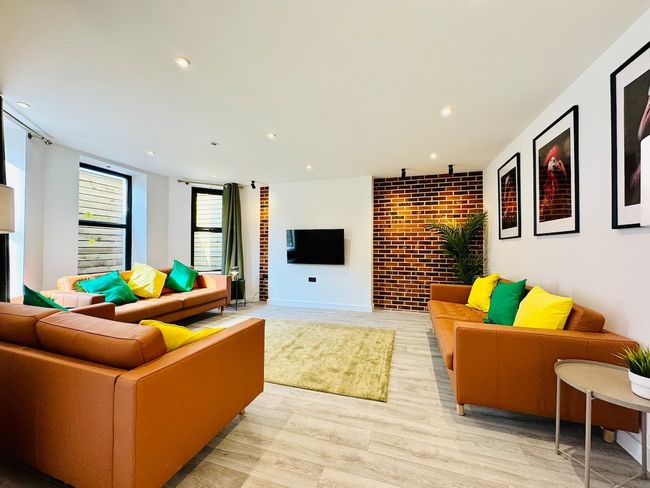 BIG Bournemouth 4-Bedroom - 2-Bathroom - Sleeps 10