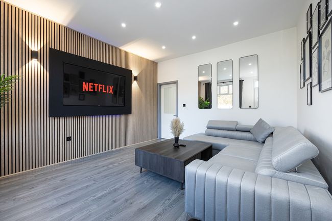 Stunning Bolton Abode -Cinema Experience - Parking