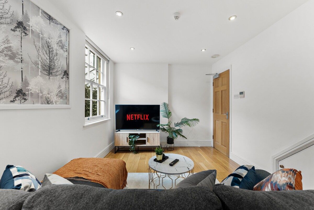 The Bridgeton – Contemporary Roman Bath Retreat