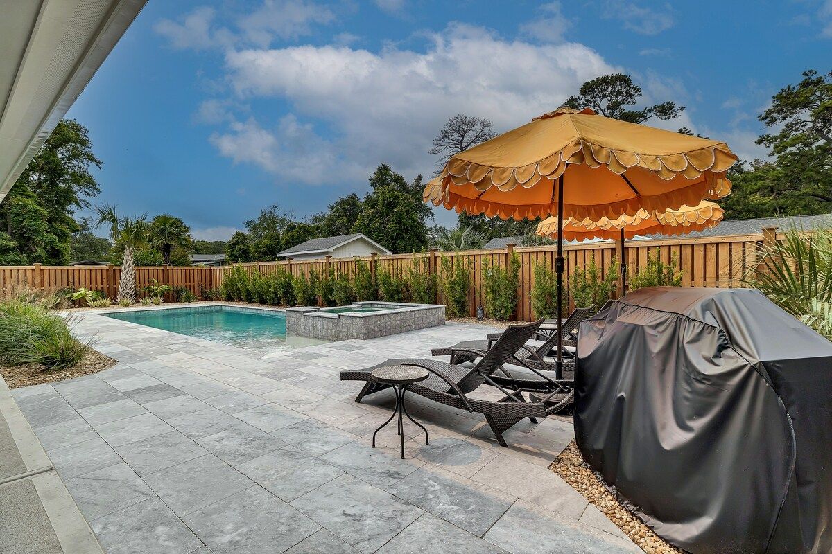 Luxury Oasis - Pool, Jacuzzi, Golf Cart!